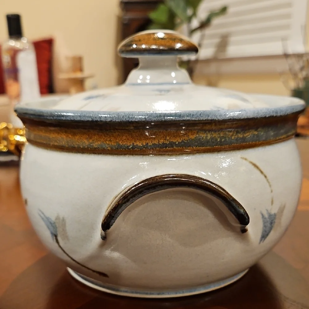 Handcrafted/Signed Studio Pottery Casserole with Beautiful Pattern & Glaze